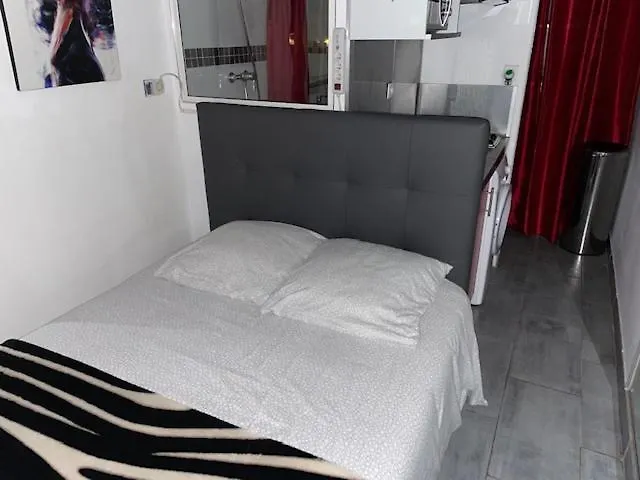 Naturist Paradise In « Swinging Cap » * אגדה