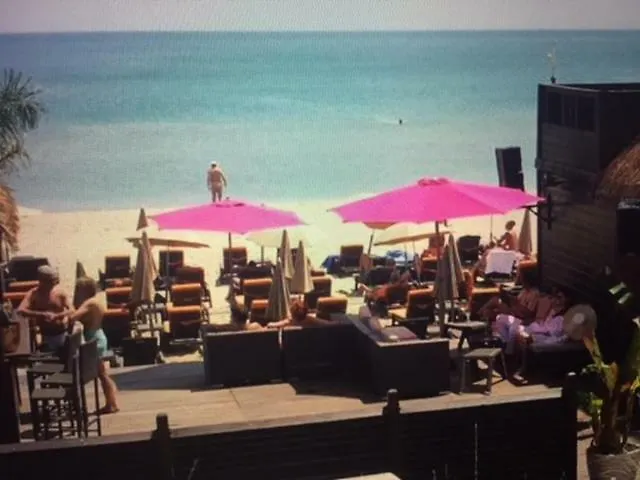 Naturist Paradise In « Swinging Cap » אגדה