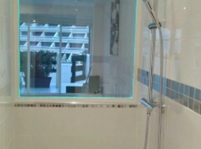 Naturist Paradise In « Swinging Cap » アグド