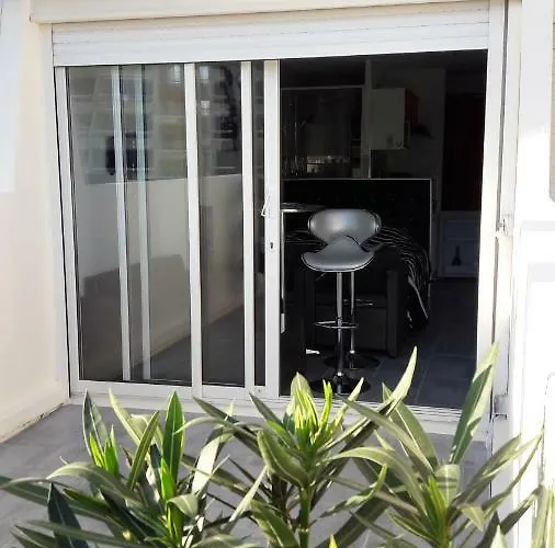 Naturist Paradise In « Swinging Cap » *