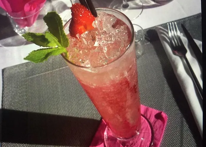 Naturist Paradise In « Swinging Cap » アグド